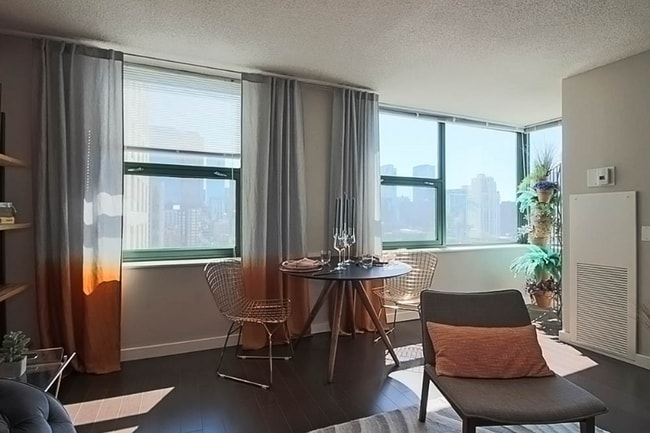 Photo - 77 N Clark St