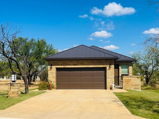 Building Photo - 302 Parallel Cir