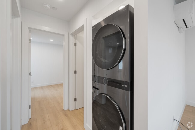 2BR, 1BA - 703SF - Laundry