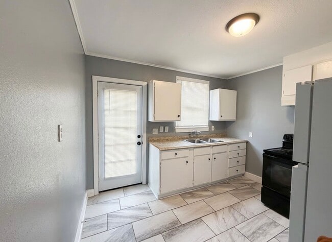 Photo - 2323 Spain St