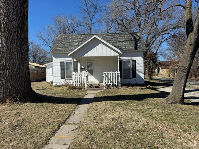 Building Photo - 1131 N Cedar St Rental