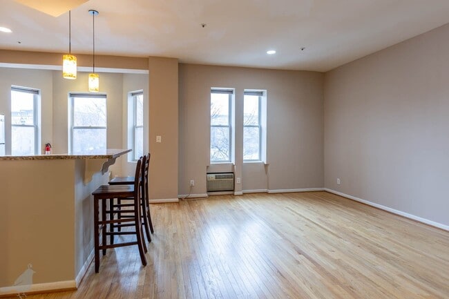 Building Photo - Spacious Two Bedroom Off 14th St. Corridor!