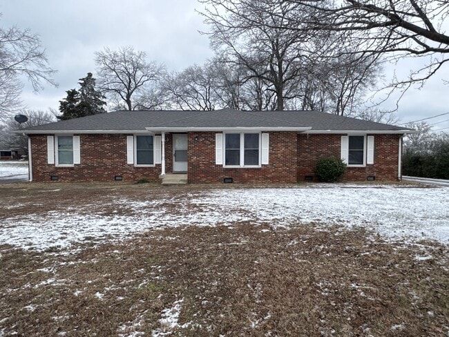 Building Photo - Charming 2-Bedroom Brick Duplex with Spacious Yard in Lebanon
