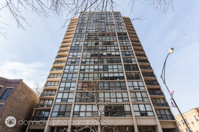 Building Photo - 1540 N La Salle Dr Rental