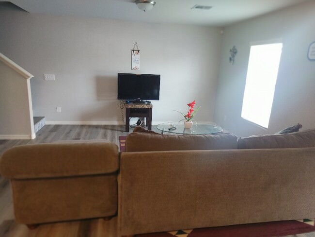 Photo - 662 W 11th St