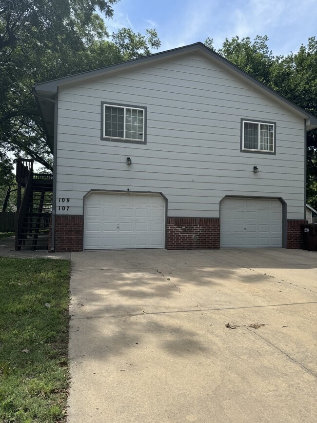 Photo - 107 S Gordon St