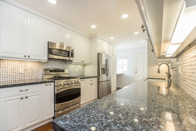 Building Photo - 909 19th St Rental