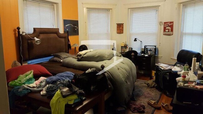 Building Photo - 162 Thorndike St