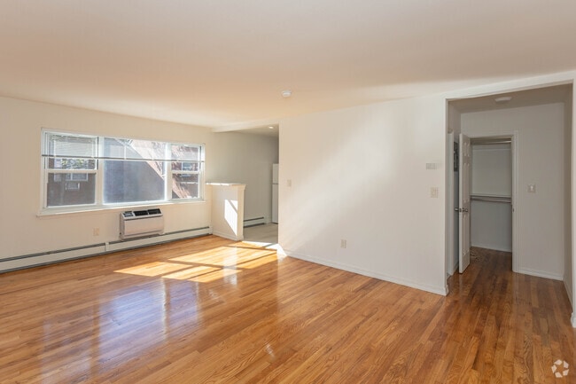 Studio - 517SF -Soundview - Living Room/Kitchen