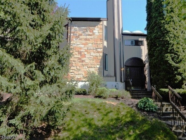 51 Edinborough Ct