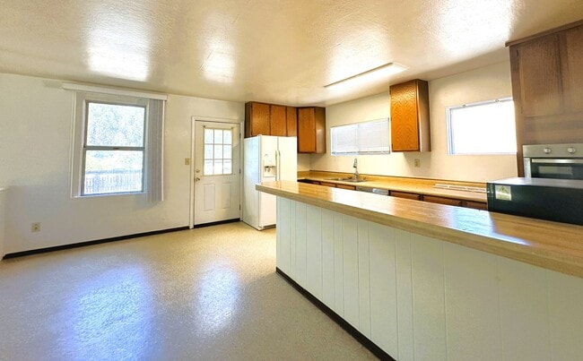 Photo - 402 Ormsby Ln