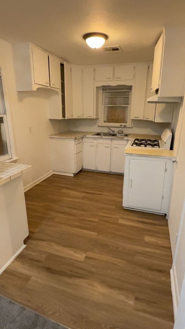 Photo - Cozy home with large backyard!