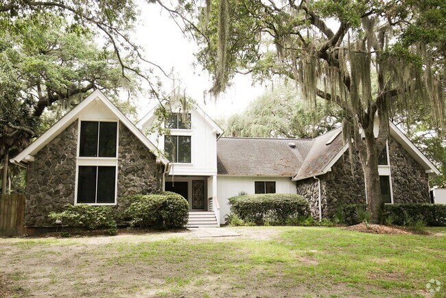 Building Photo - Available 6/15. Stunning, Fully-Rennovated... Rental