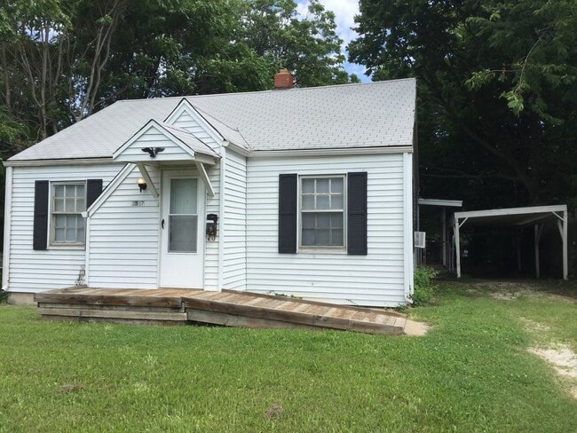 Building Photo - 2 Bedroom 1 Bath Bungalow $795! Central He... Rental