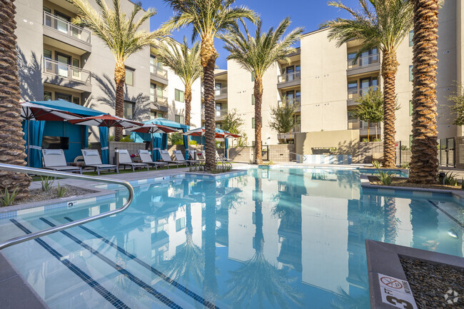 Resort-Style Swimming Pool and Spa - Broadstone 7th Street Apartments