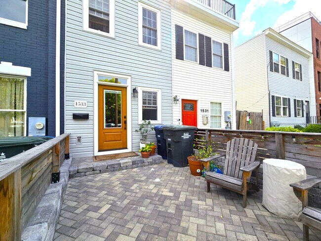 Photo - Spiffy 3 Bedroom, 2 Full Bathroom Rowhome just steps from Lincoln Park!!