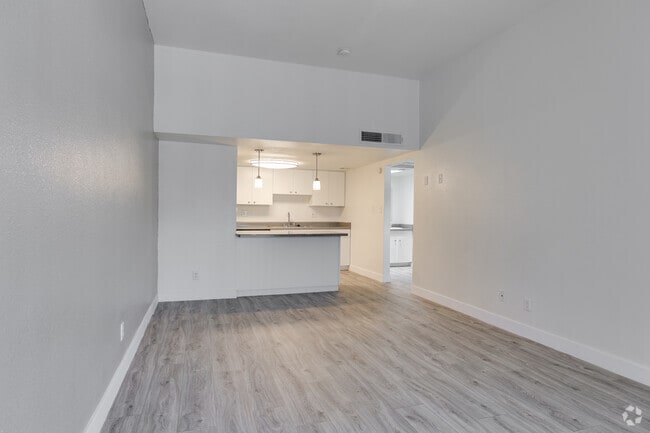 1BR, 1BA - 600SF