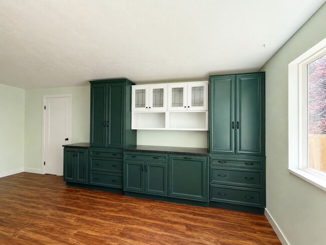 Photo - 716 Parkway Ct NE