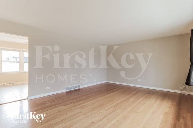 Photo - 301 E Division St