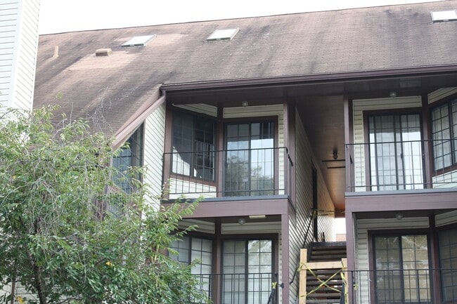 Building Photo - Crofton 2 bed , 2 bath, 2 level condo