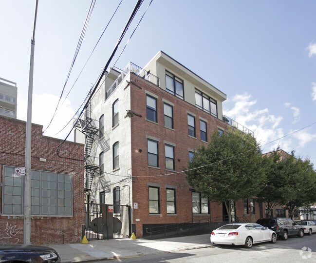 Primary Photo - 364 Manhattan Ave