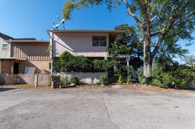 Building Photo - 2137 Casa Rio Cir