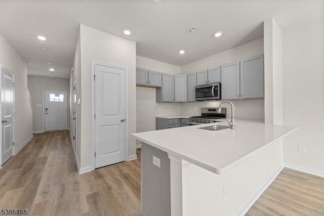 Photo - 76 Alexander Wy