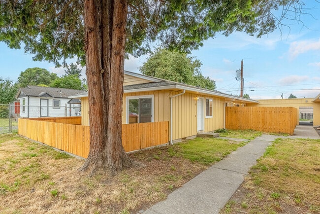 Photo - TWO BEDROOM ONE BATH APARTMENT IN LONGVIEW