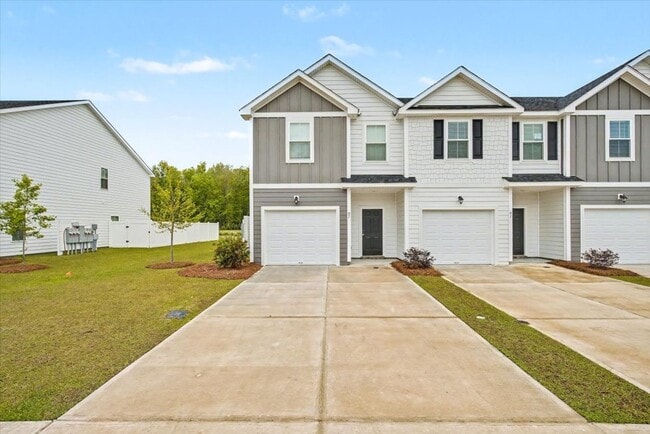 Building Photo - Like New 3 Bed, 2.5 Bath End Unit Townhome in Richmond Hill