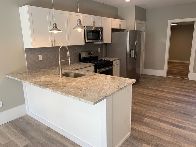 Building Photo - Luxury home in south side flats, perfect l...