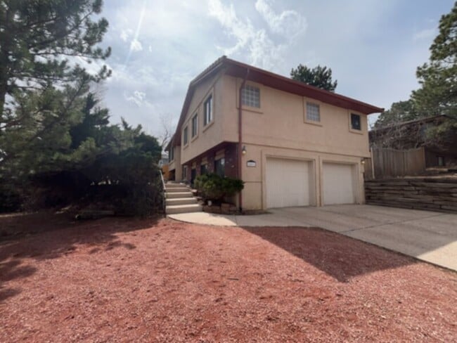 Building Photo - Upper Skyway Charmer! Rental