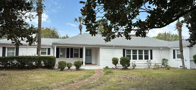 Building Photo - Nice 4 bedroom/5.5 bath home on N. Ocean Boulevard