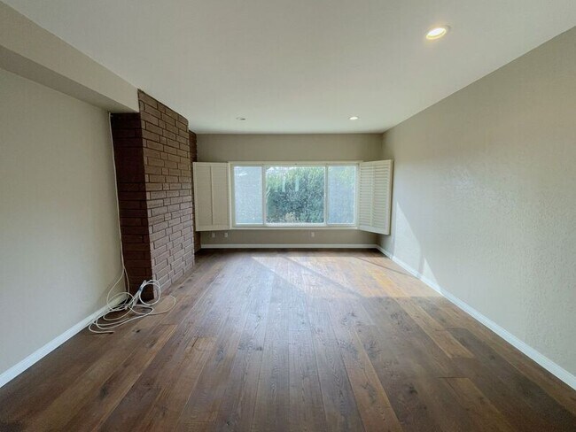 Photo - 2300 Sparta Dr