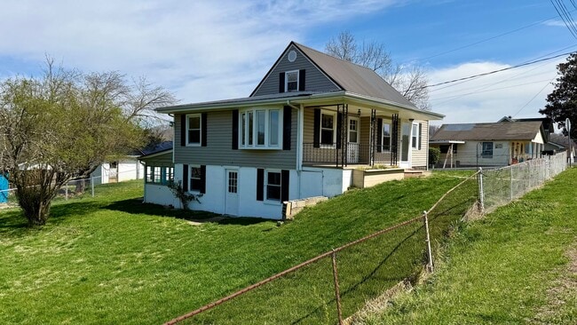 Building Photo - Spacious Updated 5BR Home with Flexible Living Options