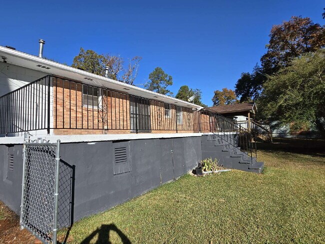 Photo - Charming 4-Sided Brick Oasis with Fenced Y... Apartamento