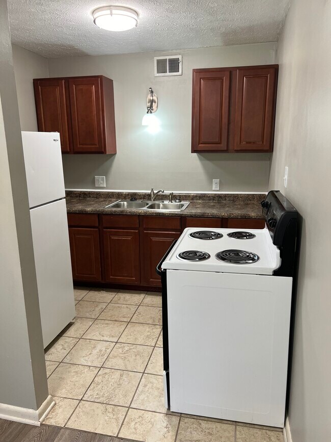 Photo - Twelve Oak Apartments Unit 204