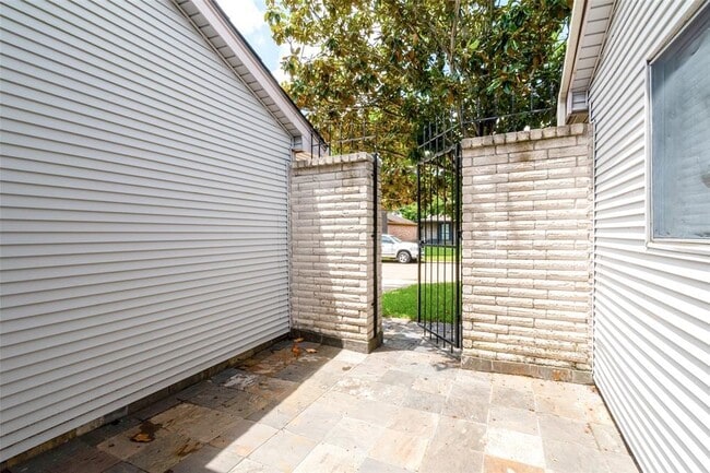 2527 Colonial Ridge Dr