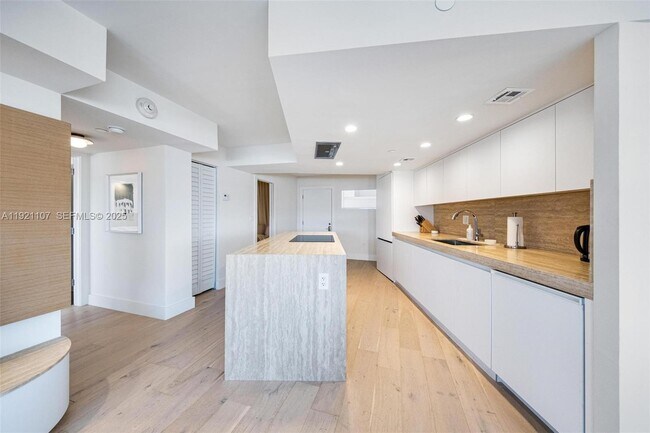 Building Photo - 1881 Washington Ave Unit 14F