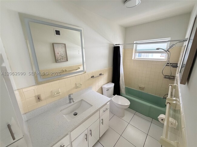 Photo - 2352 NE 9th St Unit B