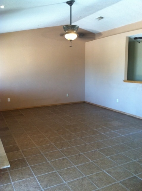 Building Photo - 3 BEDROOM VICTORVILLE HOME ON SPACIOUS LOT IN VICTORVILLE