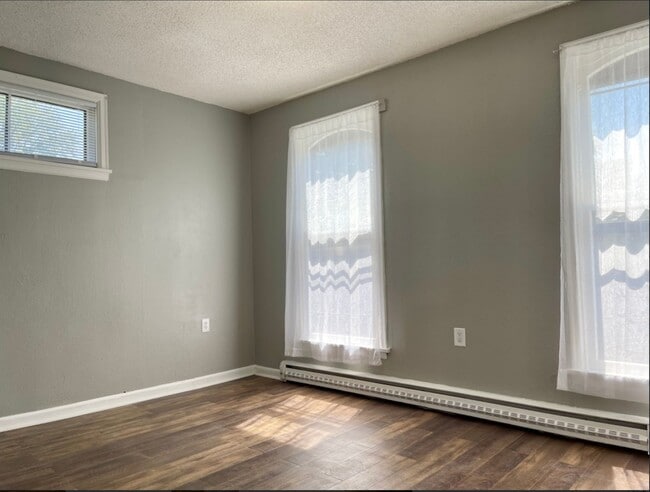 Building Photo - Awesome 5 Bedroom 2Bathroom Duplex in St Paul!!!