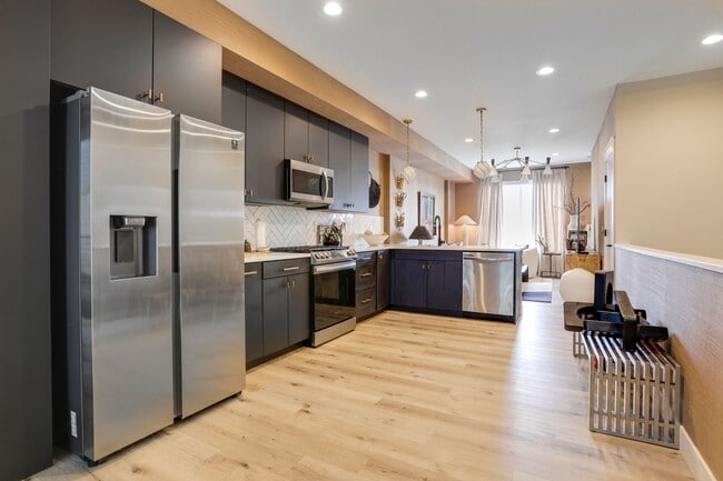 Building Photo - 4925 W 10th Ave Unit 4925 W 10th Avenue #103- JR