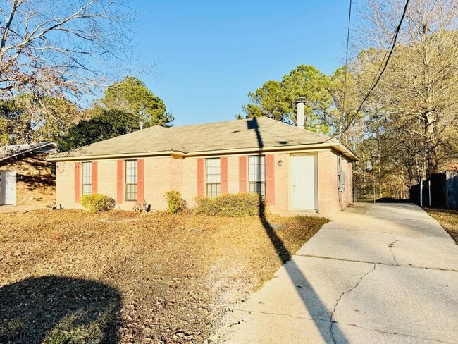 Building Photo - Beautiful 3/2 In Montgomery East *** Call 334-366-9198 to Schedule a Self Tour!