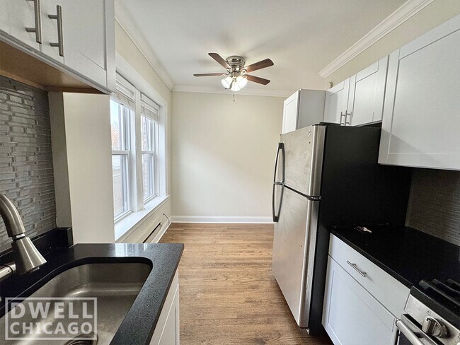 Photo - 3825 N Greenview Ave