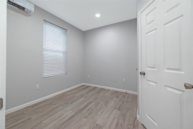 Photo - 805 Avenue K Unit b