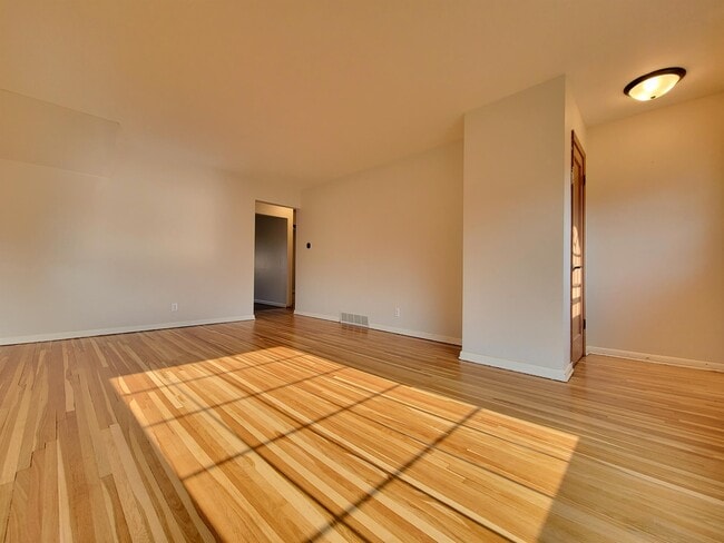 Photo - 1111 1st Ave SE