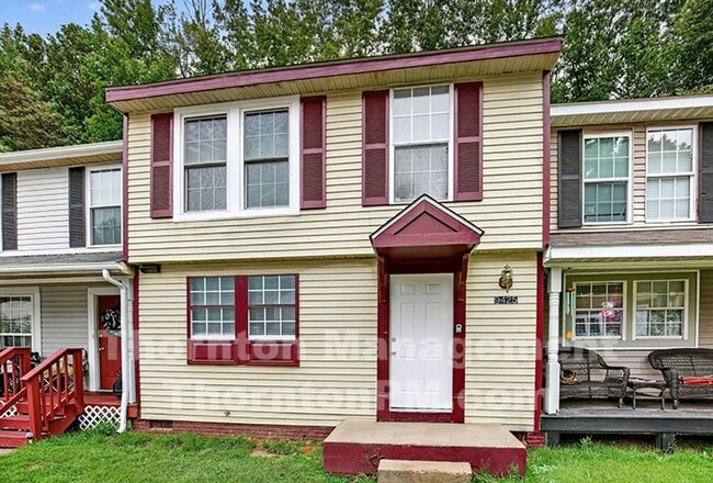 Building Photo - Charming 2 Bedroom Townhouse