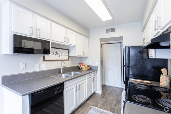2BR, 2BA - 980SF - Kitchen