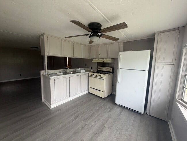 Building Photo - FOR RENT in NEW IBERIA!