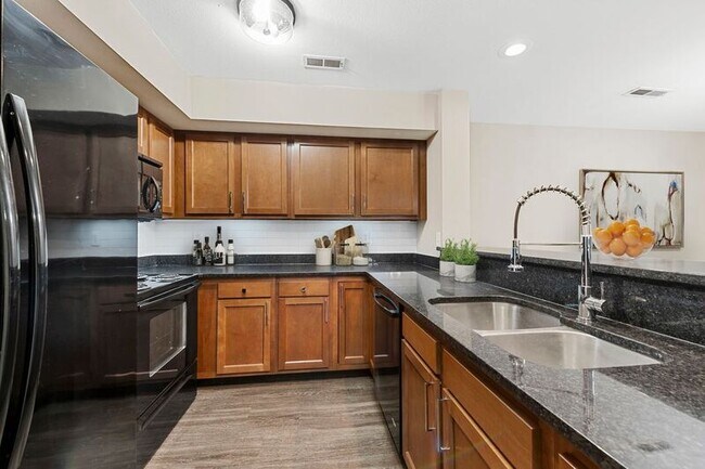 Photo - 1070 University Dr Unit 3